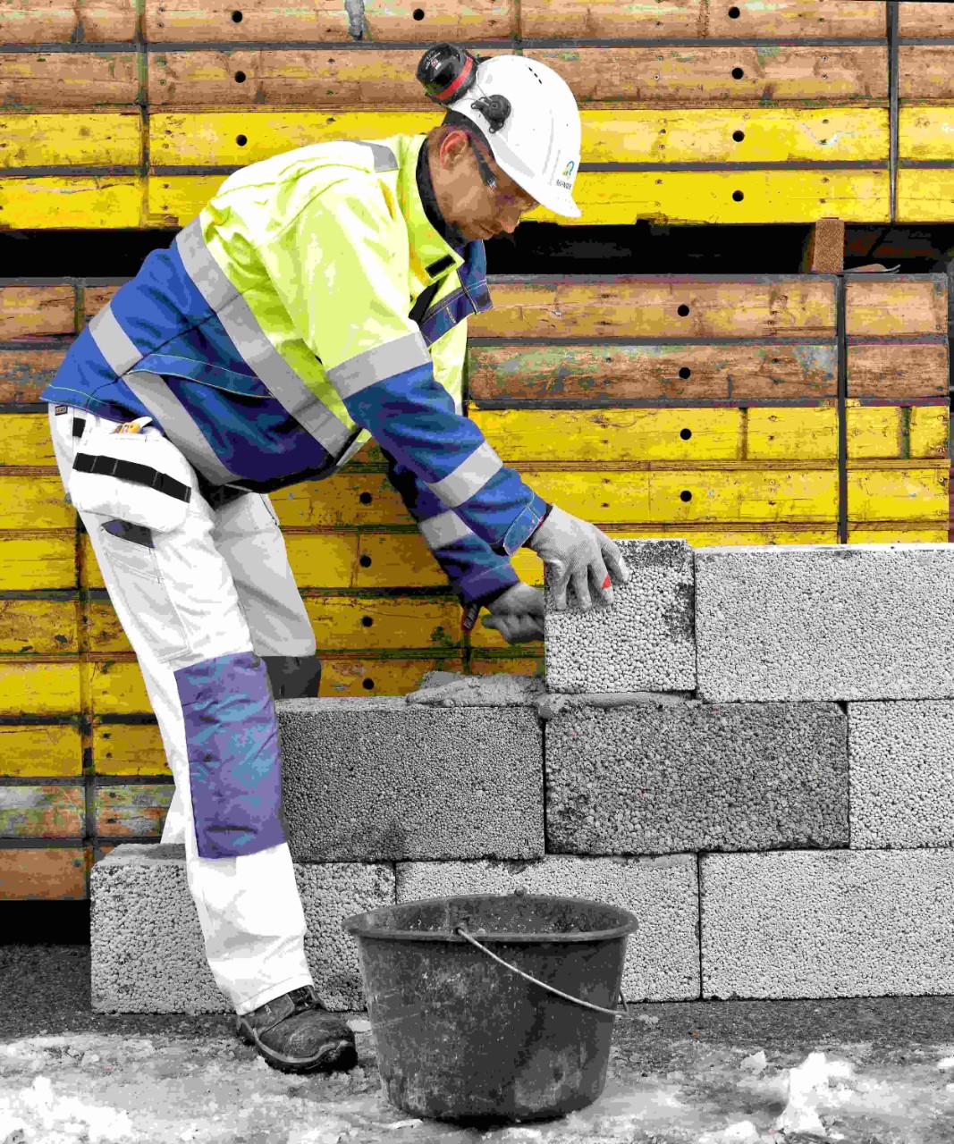 person jobber ute med lecablokker