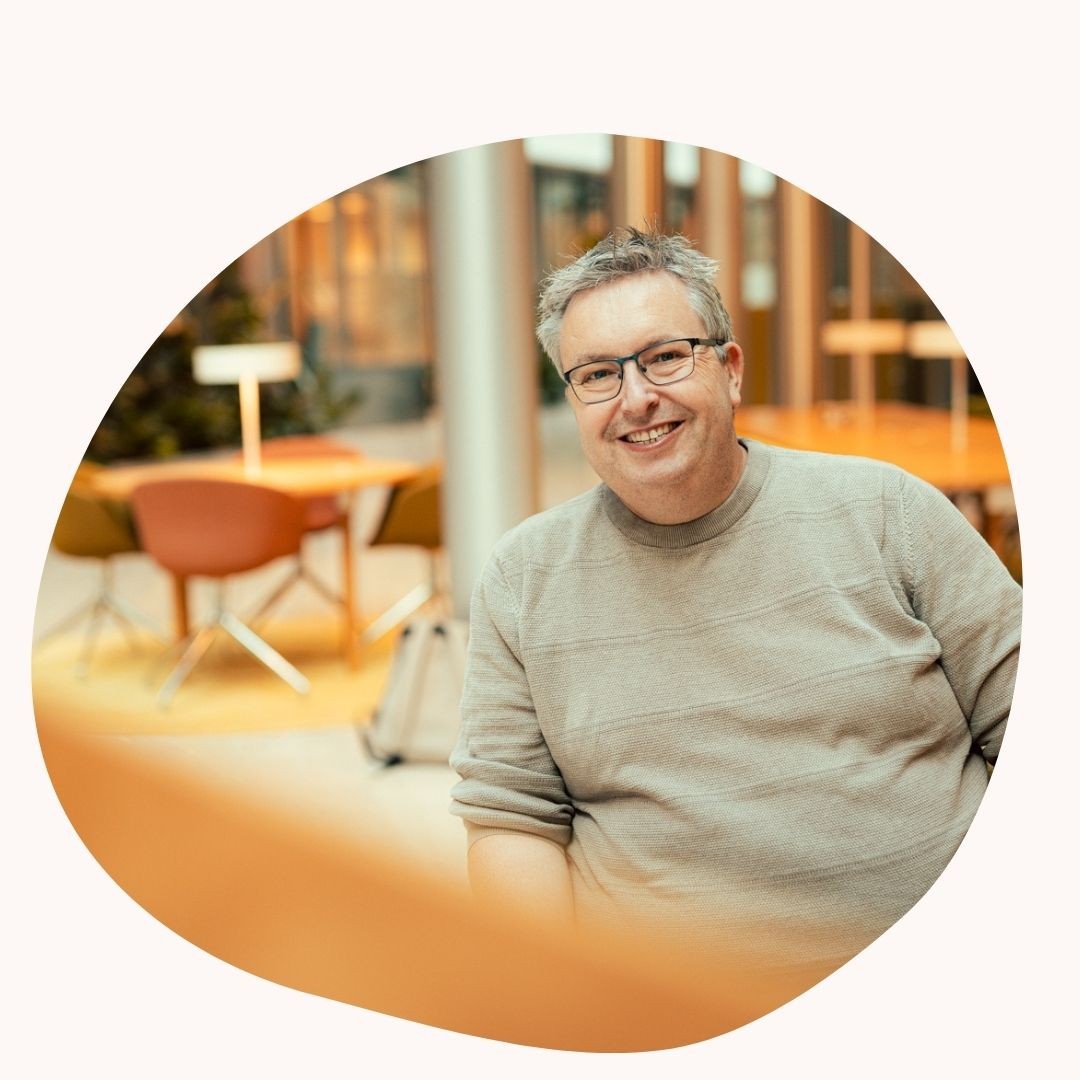 Marthe i usymmetrisk form med sandfarget bakgrunn. Foto.