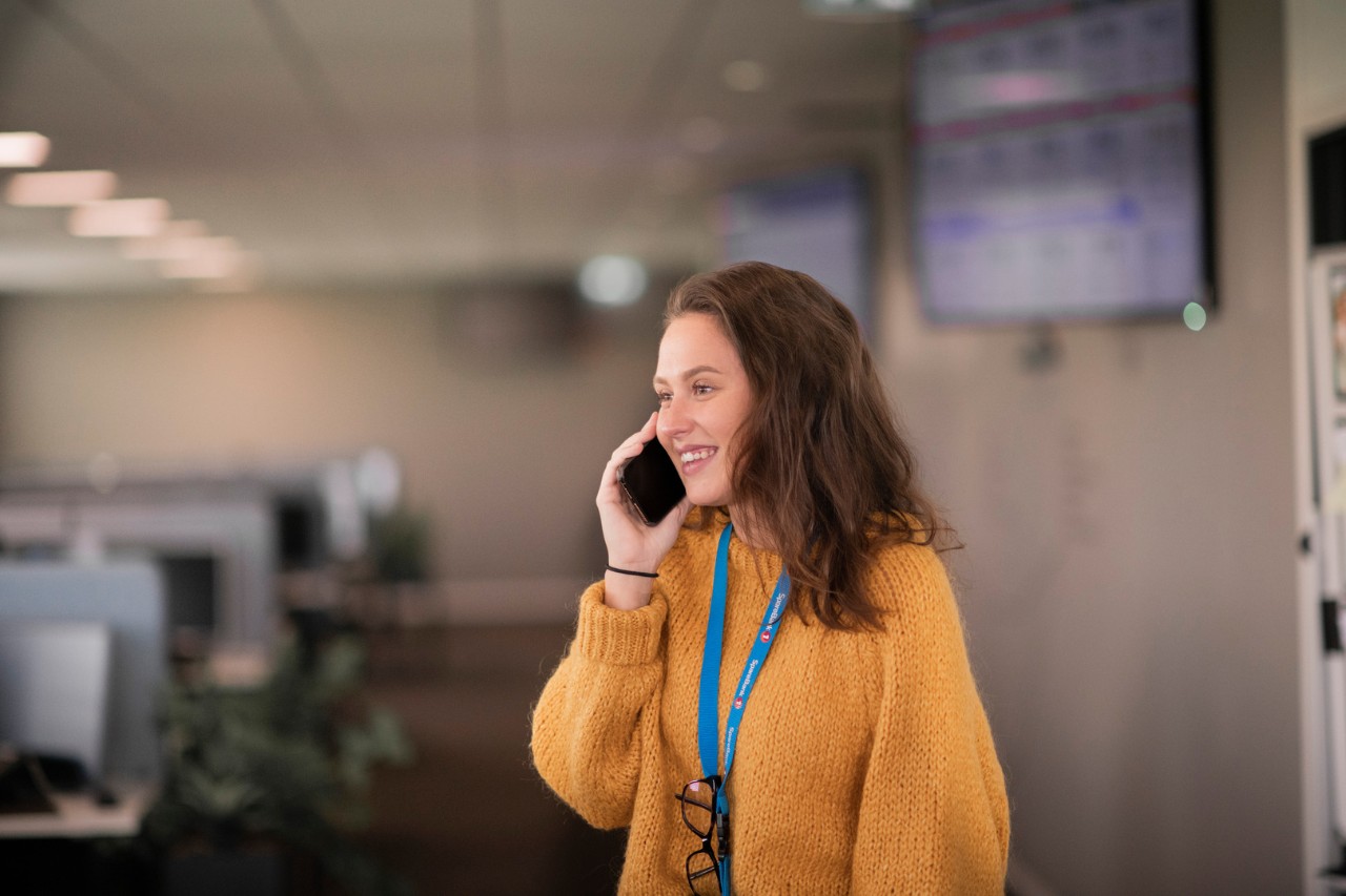 Radgiver snakker i mobil