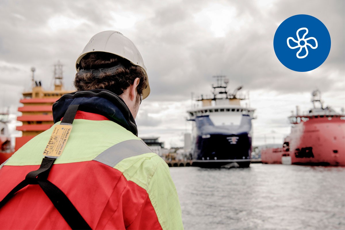 shippingbåt og sjø