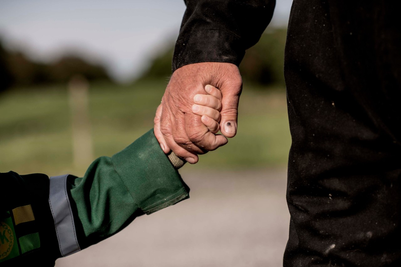 holde_hende_ barn_og_voksen