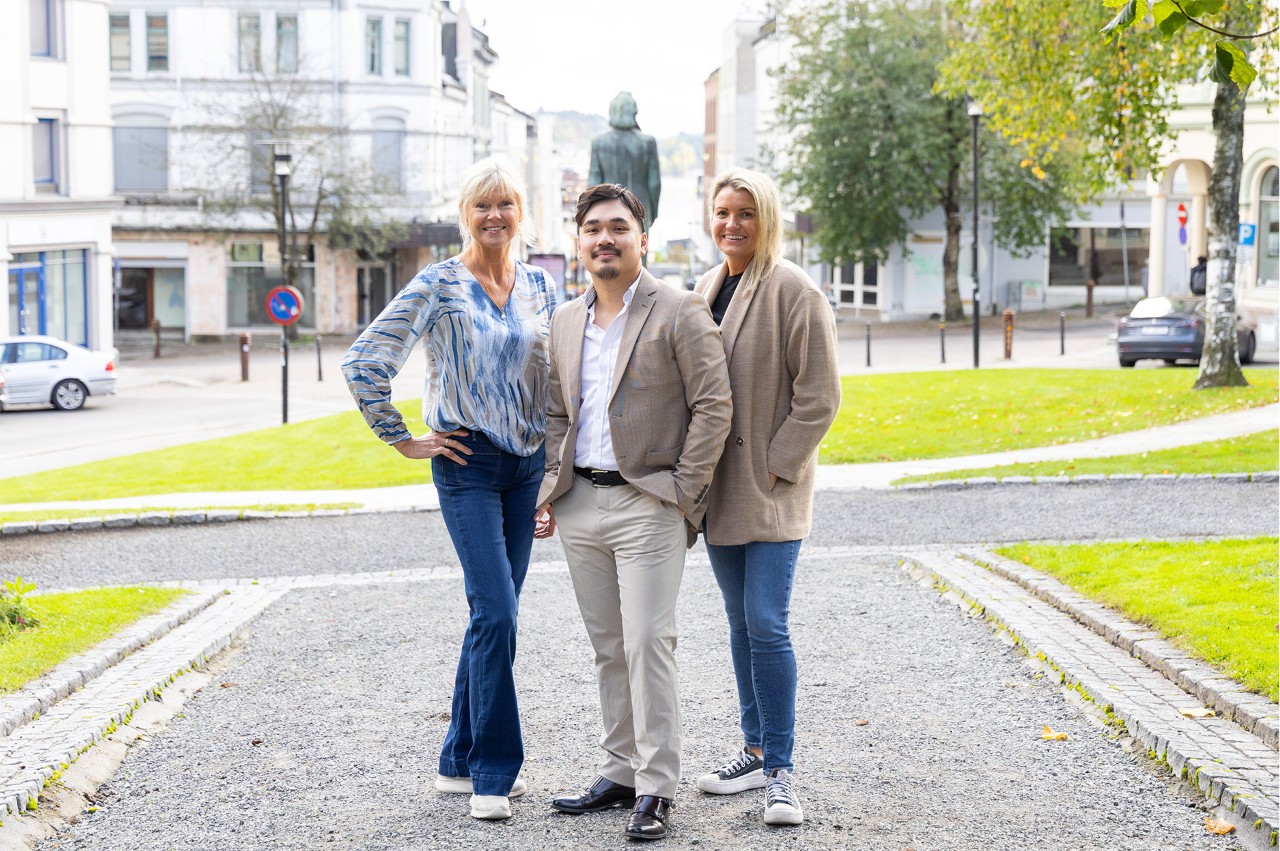 Eiendomsmegler og bankrådgiver som sitter sammen i en sofa. Foto.