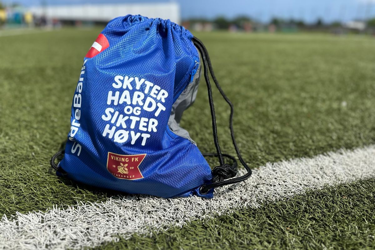 jenter på fotballbanen