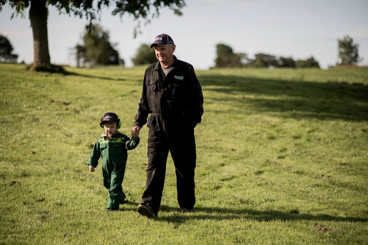 Bonde går tur med barn
