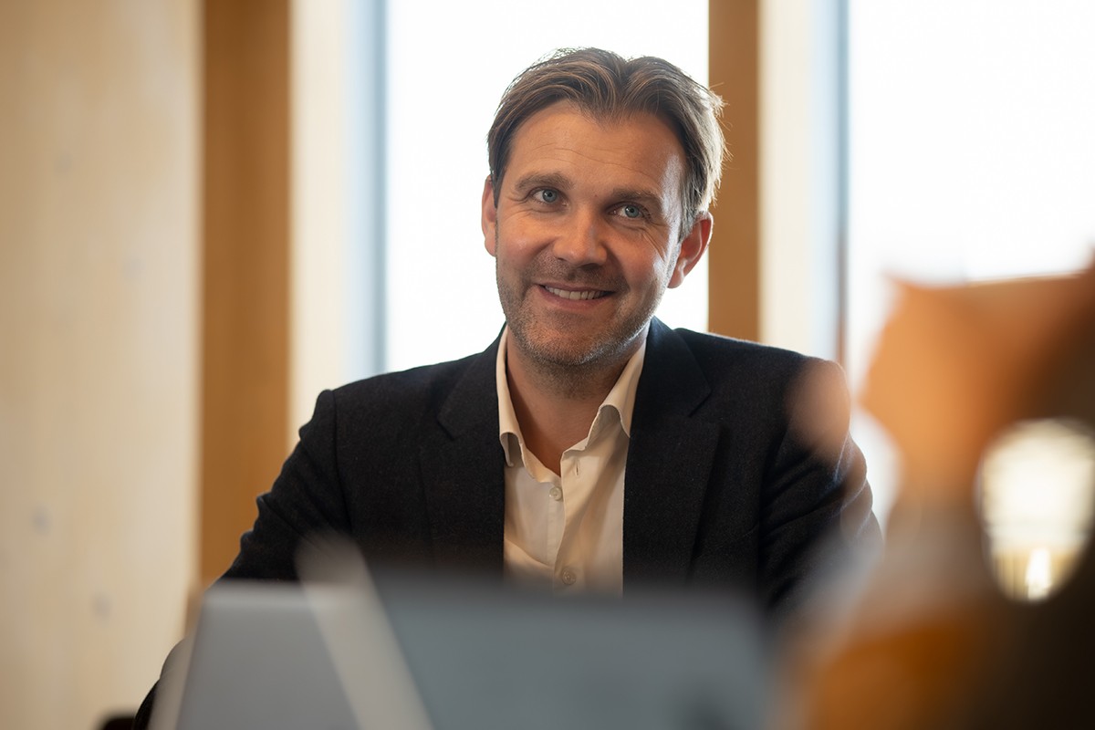 Private Banking-rådgiver Gisle Osaland fra SpareBank 1 Sør-Norge i møte. Foto. 