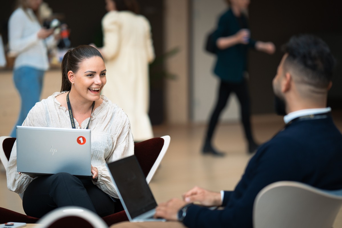 regnskapsfører snakker med kunde. foto.