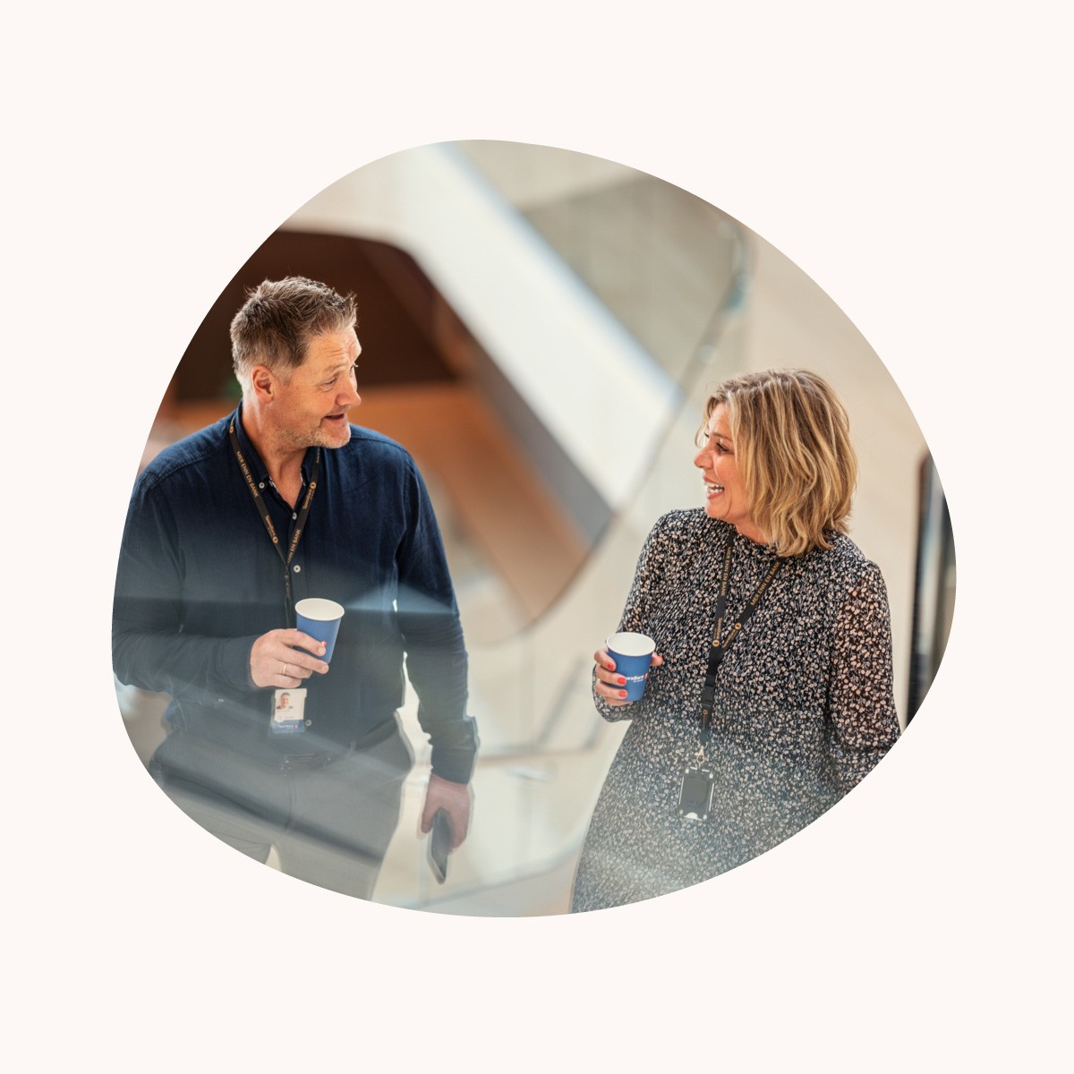 To SR-Bank-kollegaer går i trapp. Foto. 