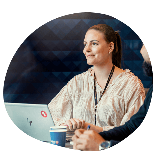 kvinnelig rådgiver i bank