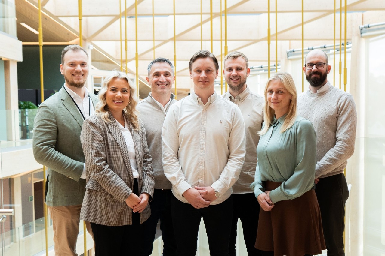 Bilde av de ansatte som jobber med ERP og systemer. Bilde.