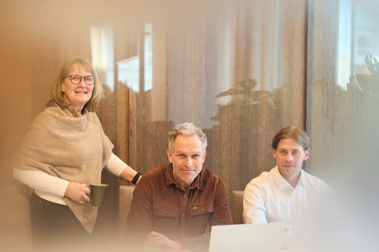 Smilende ansatte. Bilde.