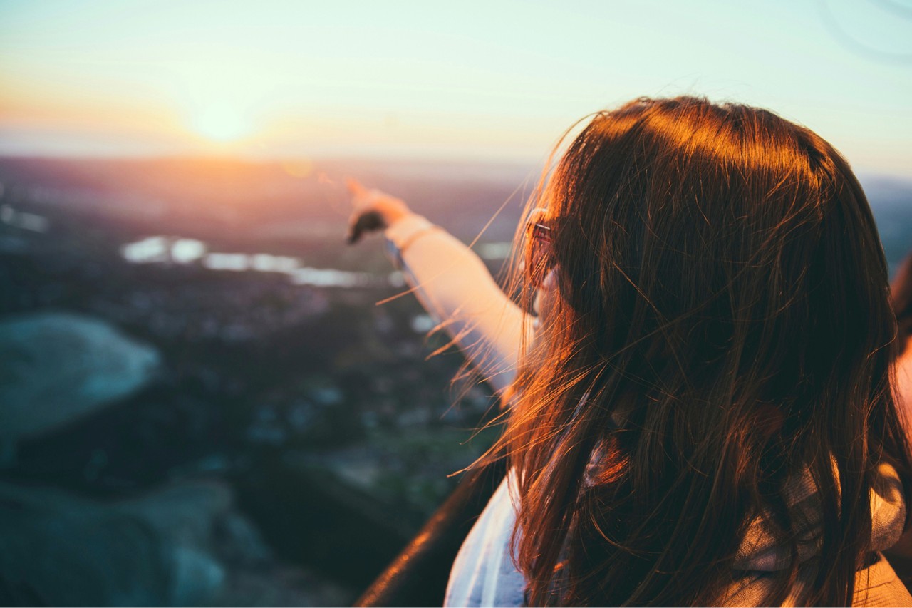 Dame som peker. bilde.