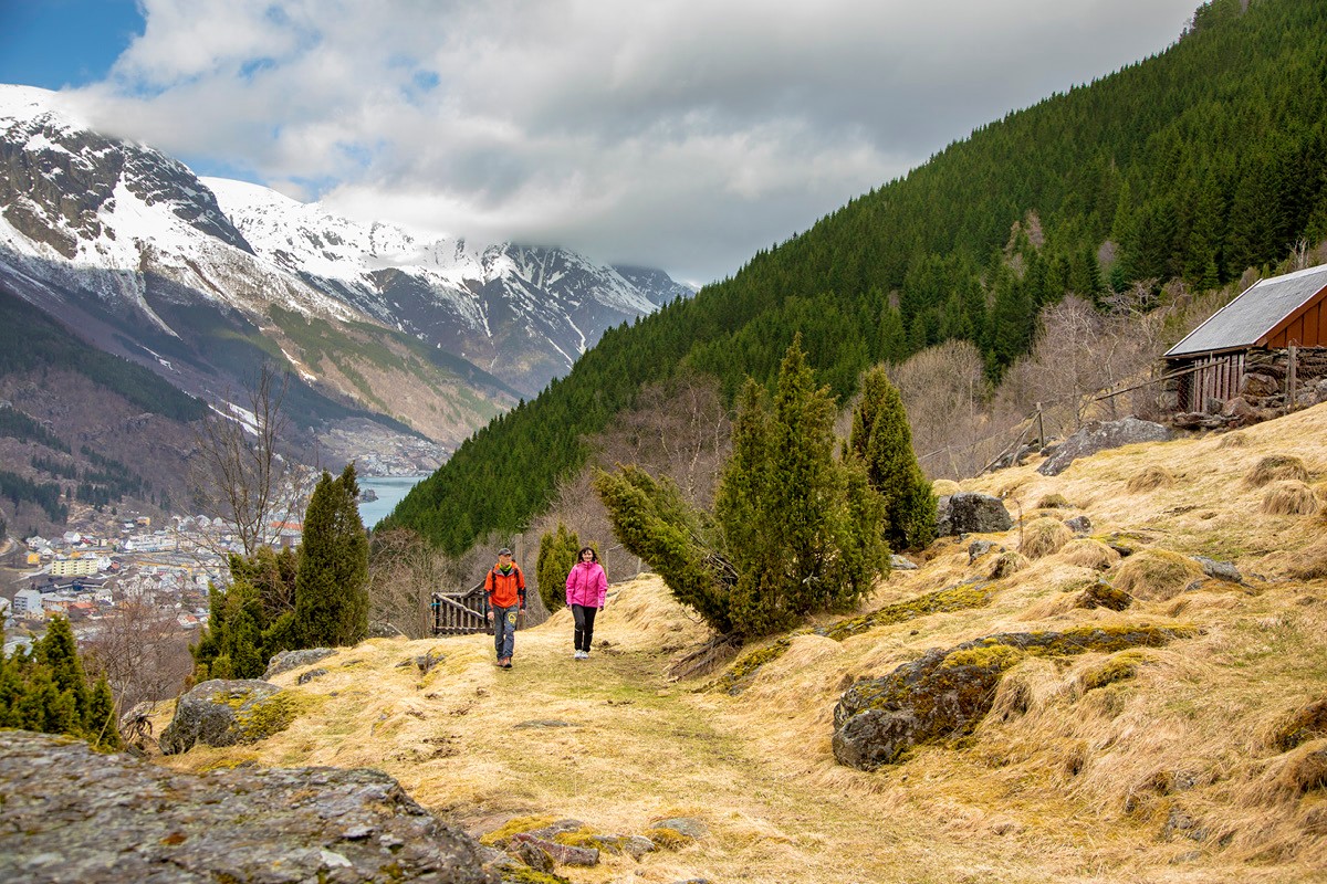 mann og dame går tur i Odda. Bilde.