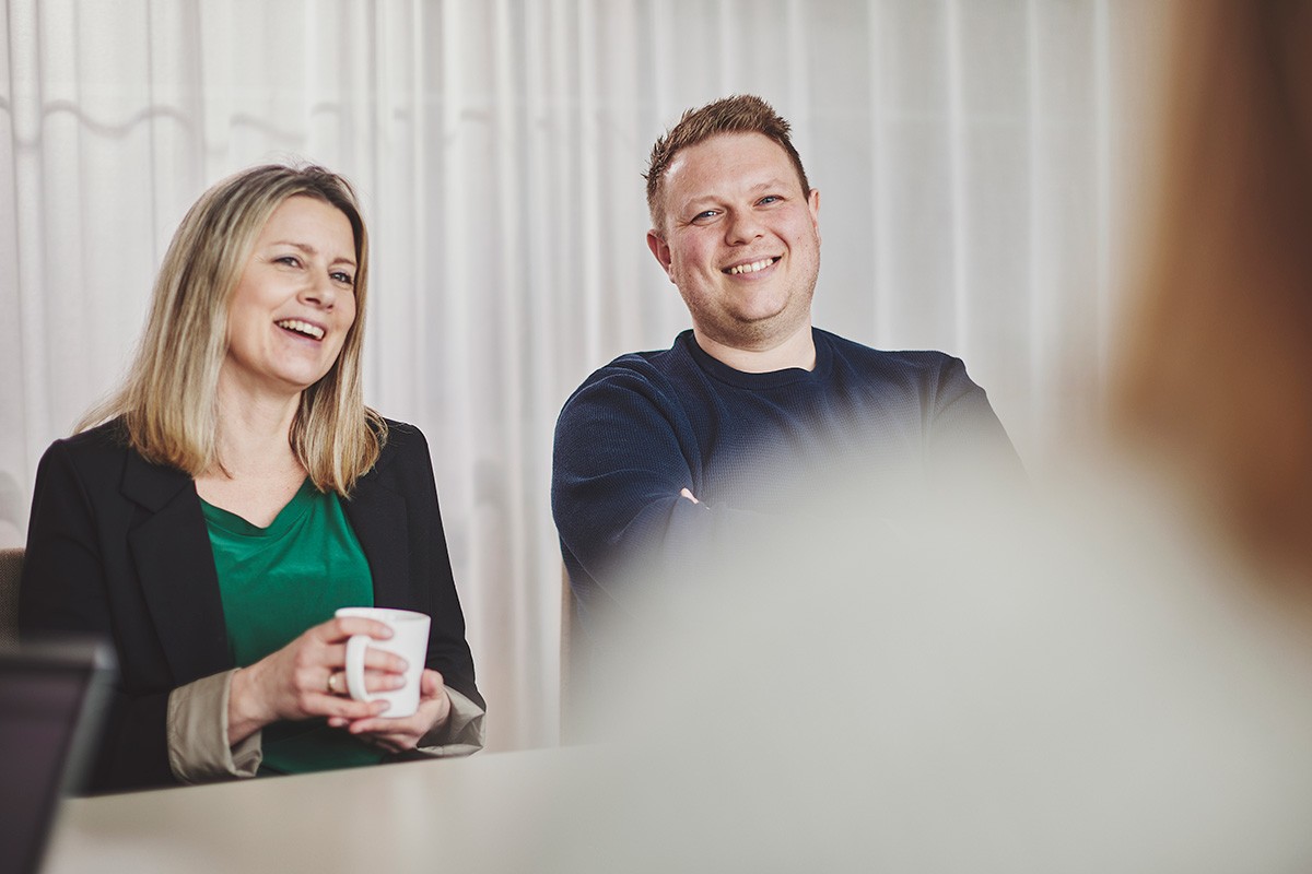 Dame og mann smiler. Bilde