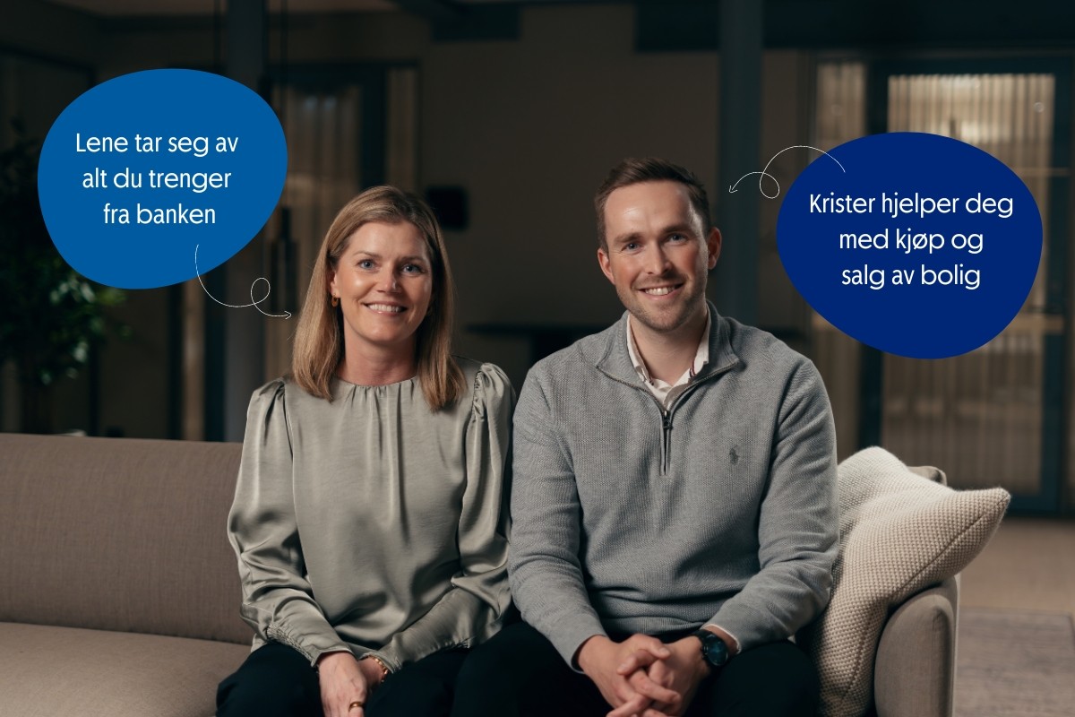 Bankrådgiver og eiendomsmegler som jobber sammen. Foto. 