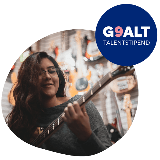 dame-spiller-på-gitar