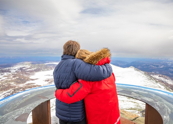 Par på Gaustatoppen med utsikt over landskapet