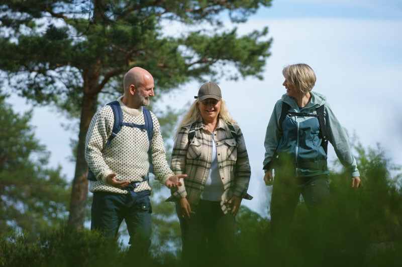 tre venner på tur i skogen