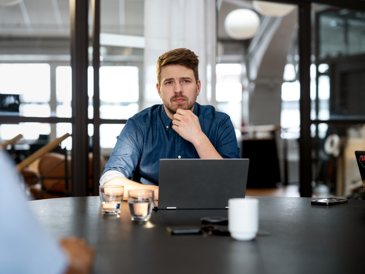 Mann sitter og ser på pc'n og tenker