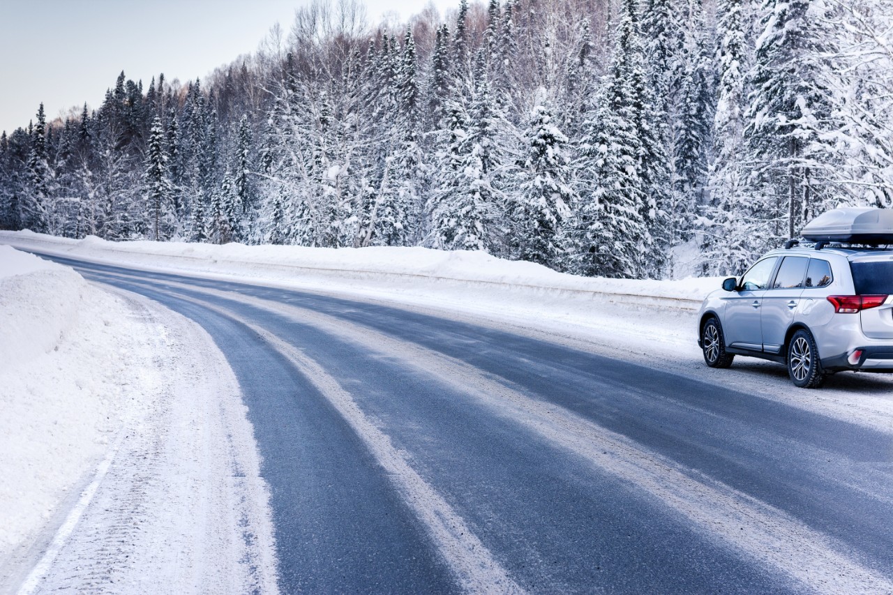 Bil med betalt trafikkforsikringsavgift kjører på vintervei