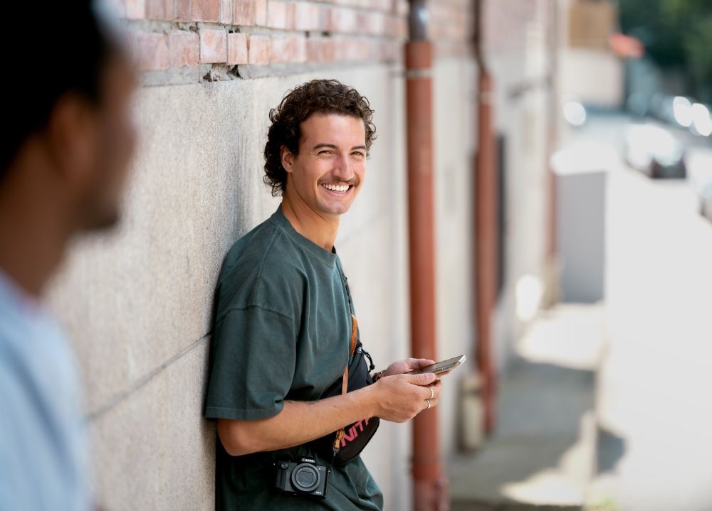 student-med-laptop-og-plante