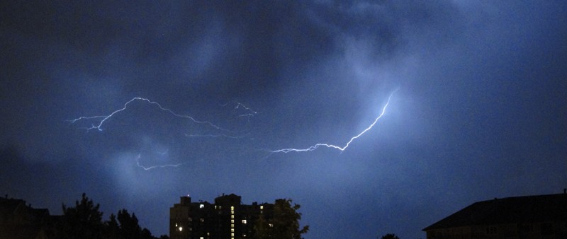 vær bygger opp til storm og naturskader