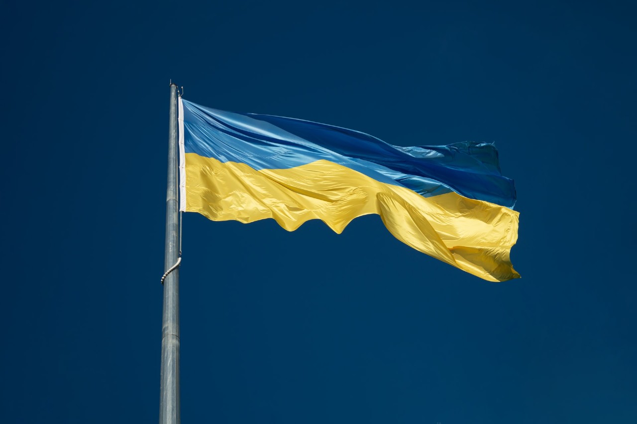 Ukrainas flagg i gult og blått.