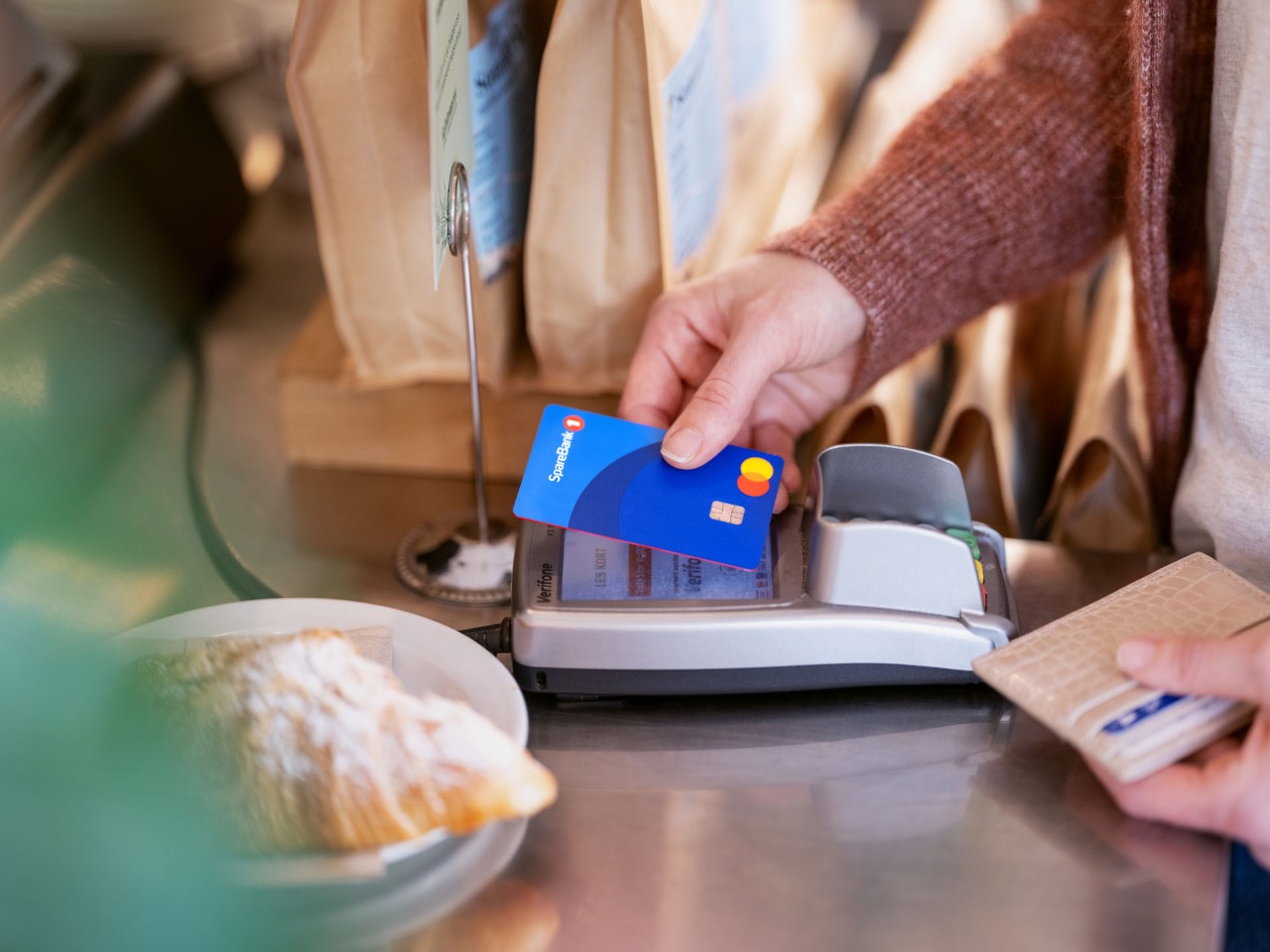 Betaling med kredittkort på cafe