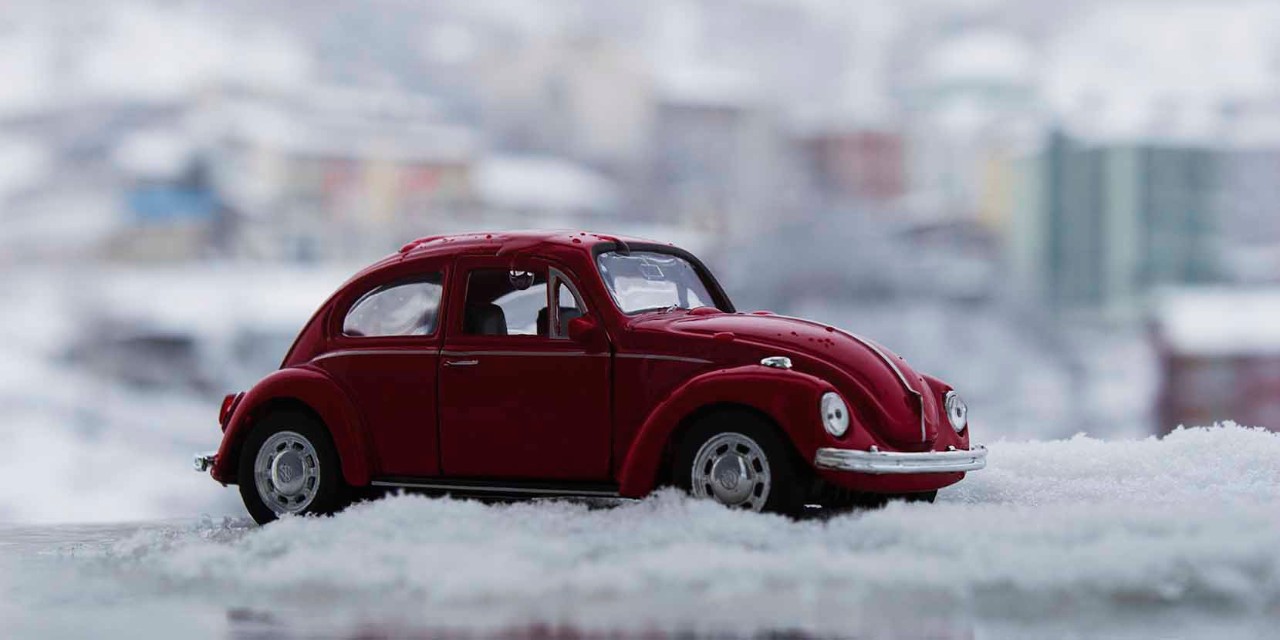 en gammel rød Volkswagen boble kjører i snø