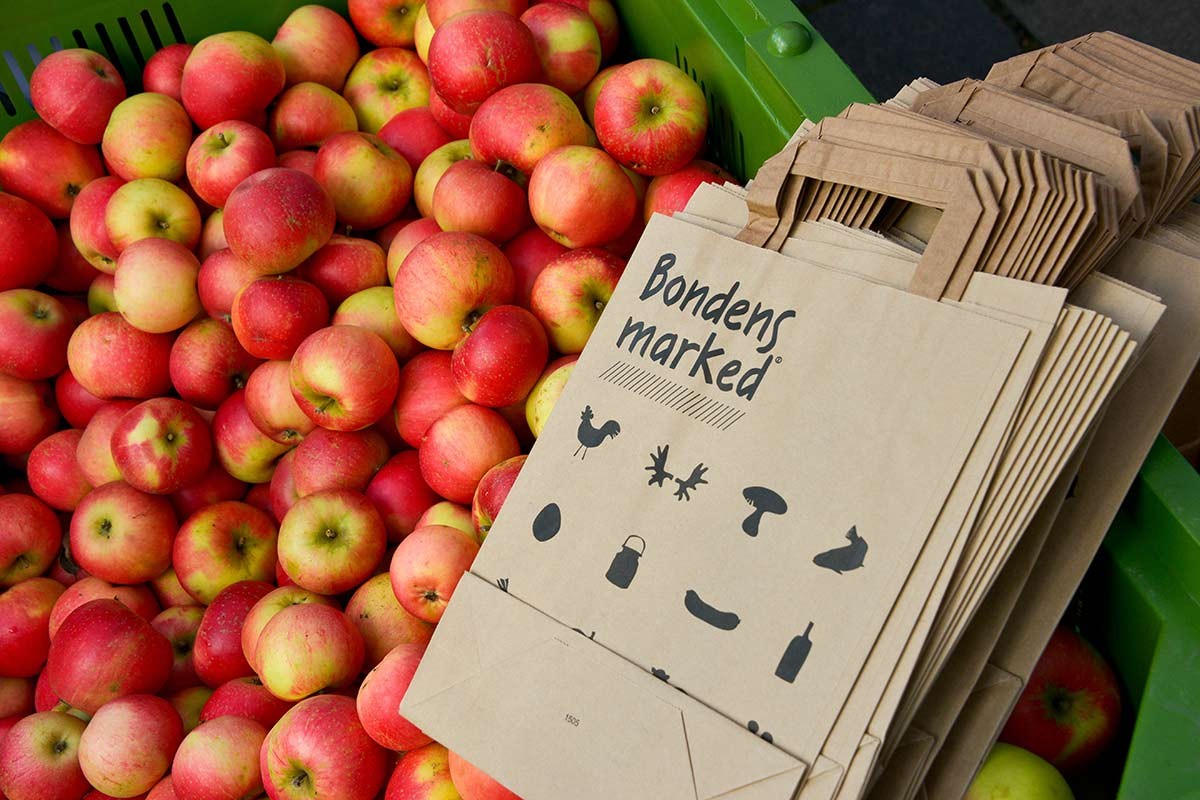 Bondens marked  - papirpose og epler i kurv. Rettigheter til bruk på nett innhentet fra bondensmarked.no. (Simon Cegla mail -> Randi Ledaal Gjertsen)
