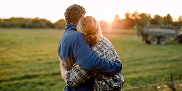 par-som-holder-rundt-hverandre