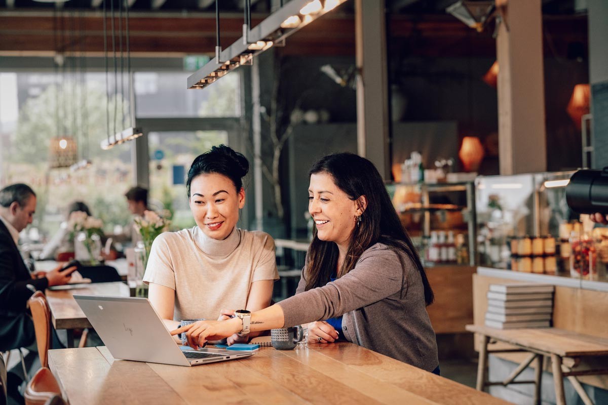 To kollegaer foran pc som jobber med sparebank 1 bedrift