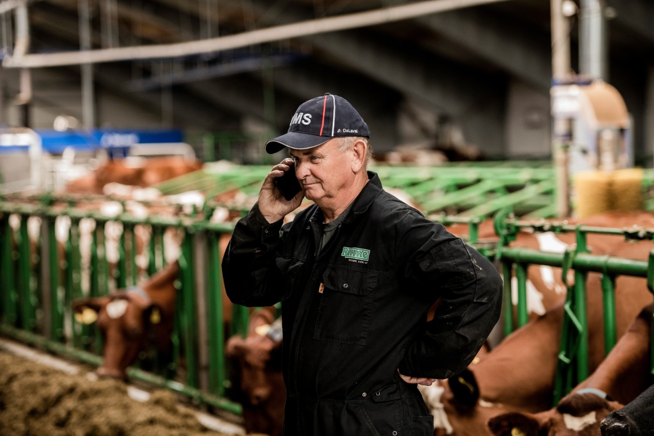 Bonde snakker i telefonen - landbruk - gård