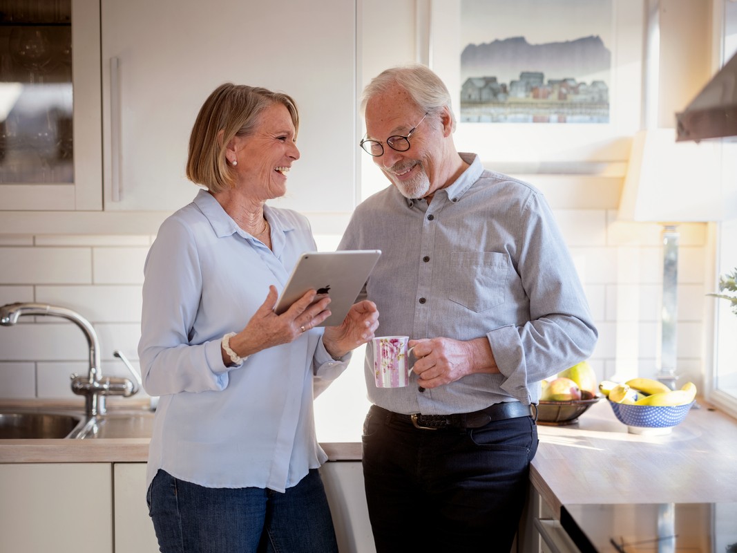 Et eldre ektepar refinansierer enkelt fra nettbanken på ipad