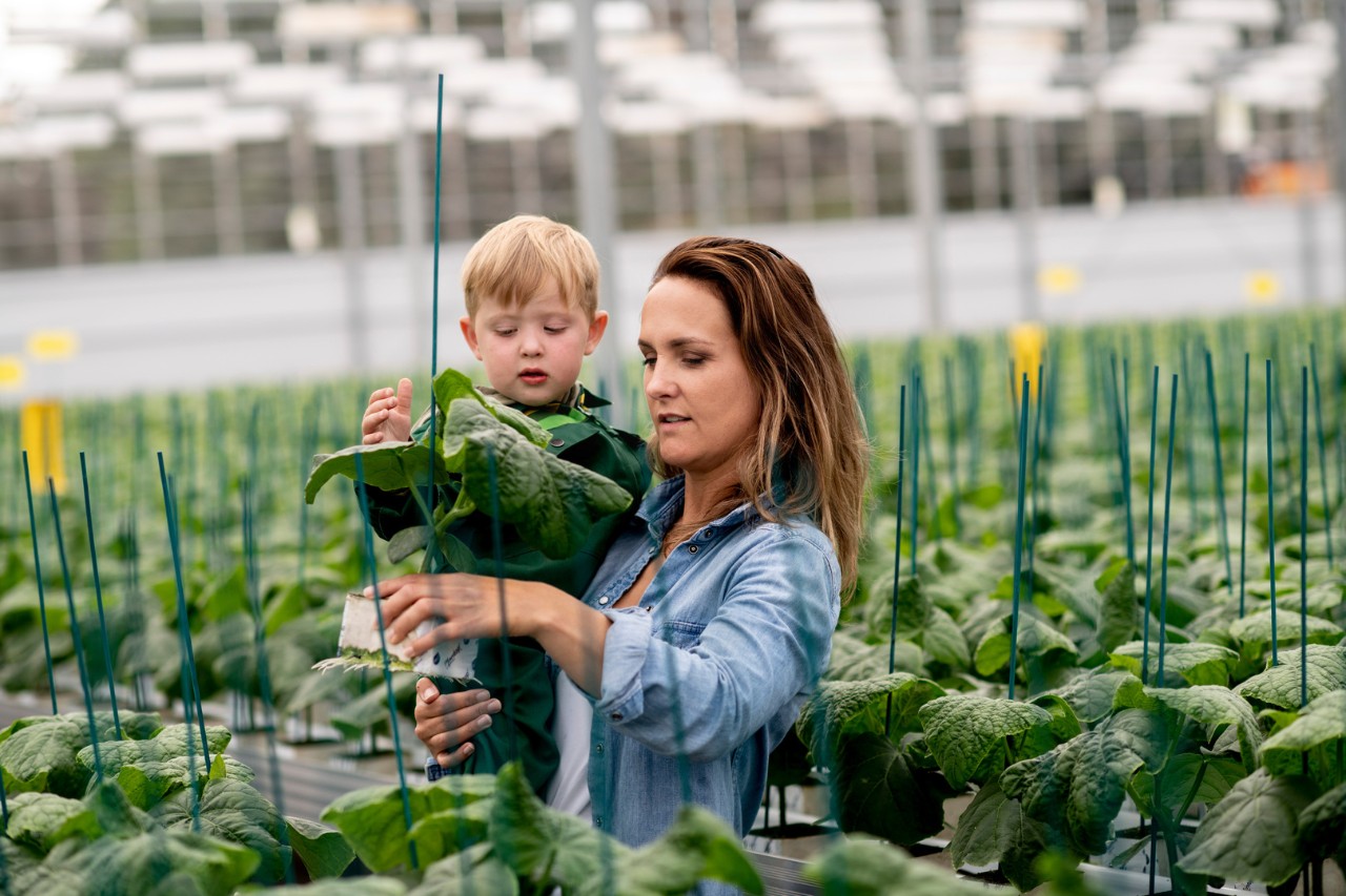 Smilende dame og kalv
