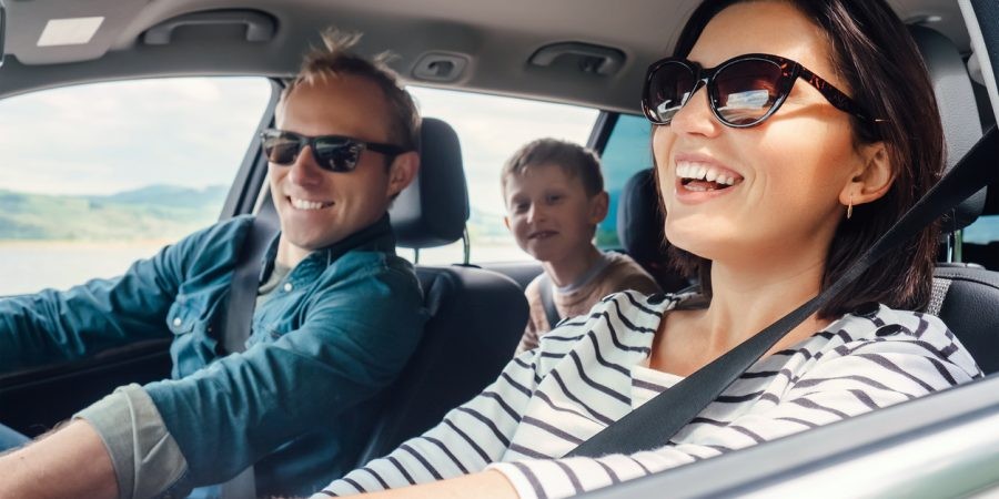 familie med bilforsikring bonus kjører bil og smiler