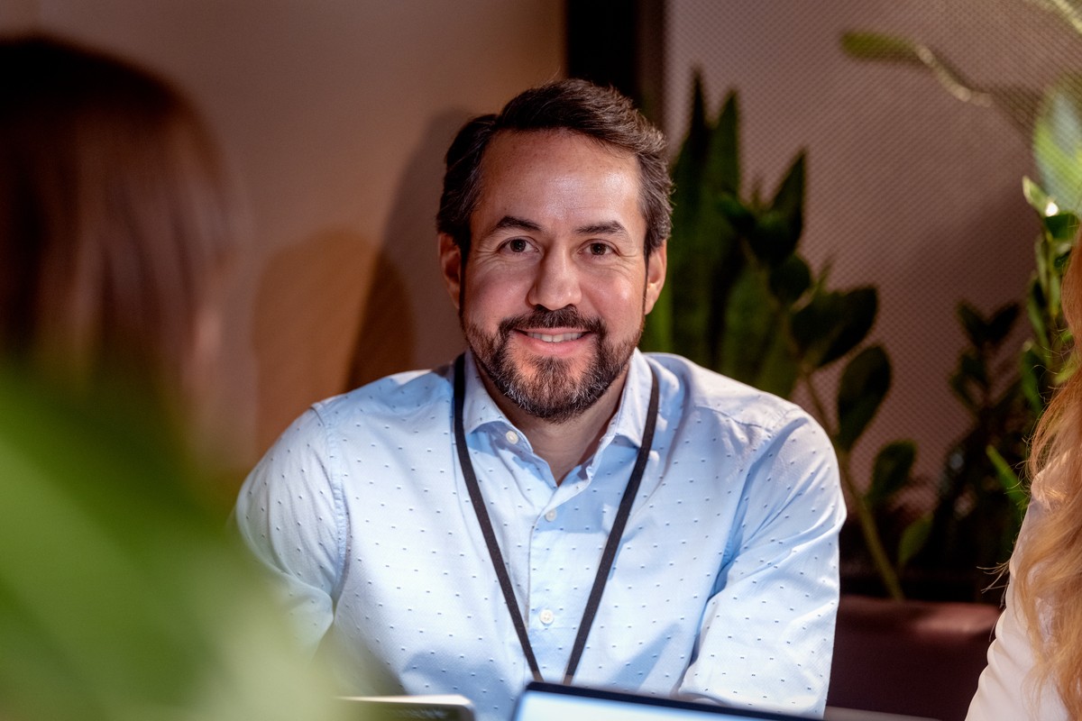 mann som smiler. bilde