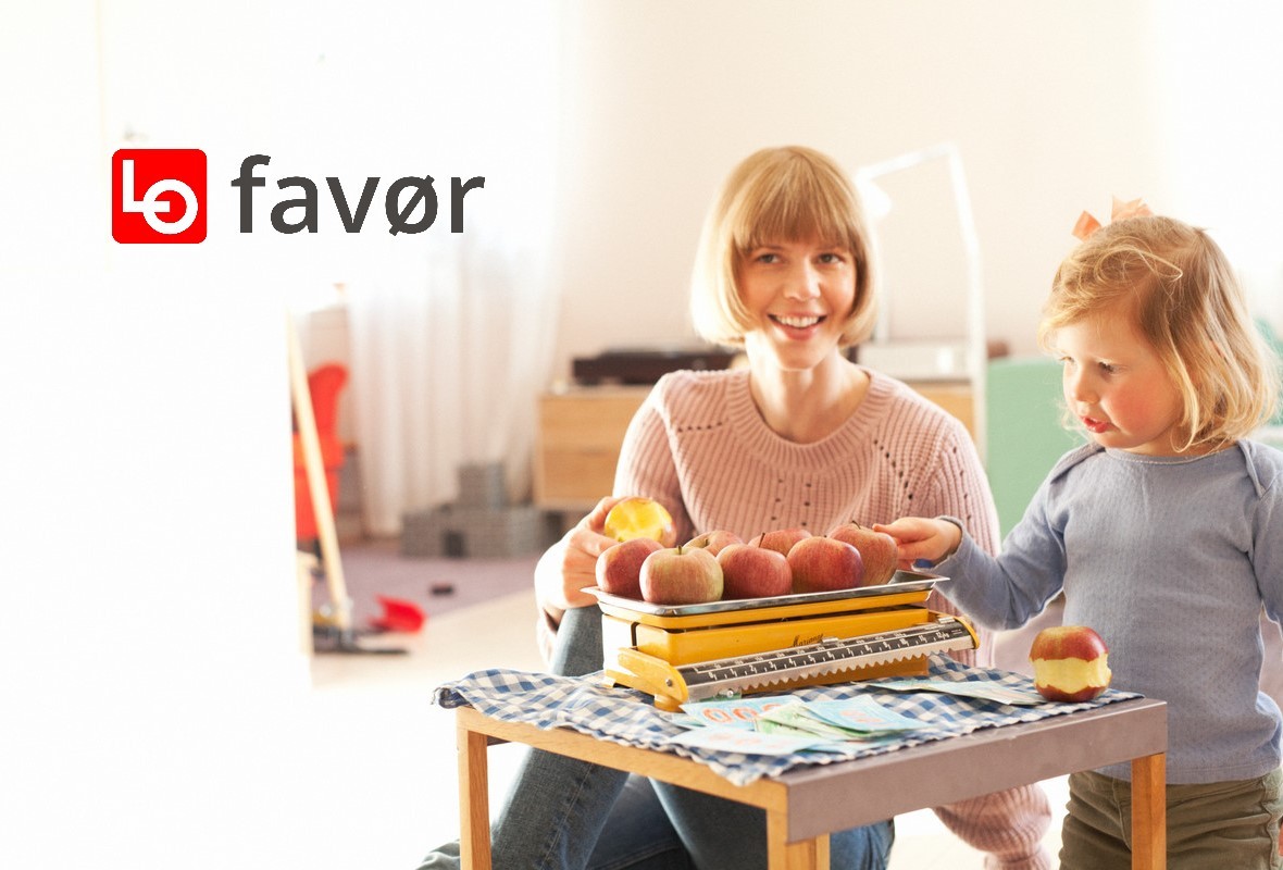mor med lofavør medlemskap og datter leker med fruktfat