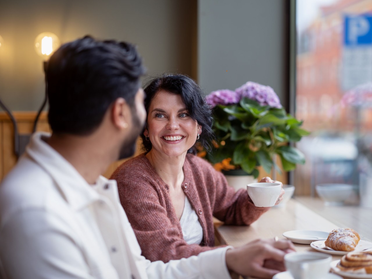 Par på kafé snakker om pensjon