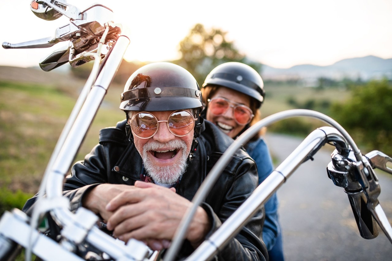 Et par på motorsykkel som er glade for å ha kommet i gang med sparing til pensjon