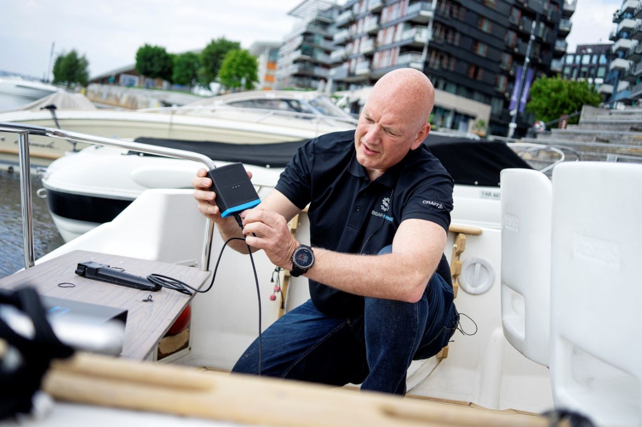 mann installerer smartboat one i båt