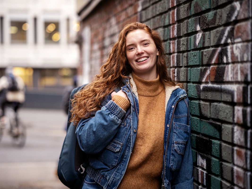 Smilende jente har valgt å spare i SpareBank 1s utbyttepakke.