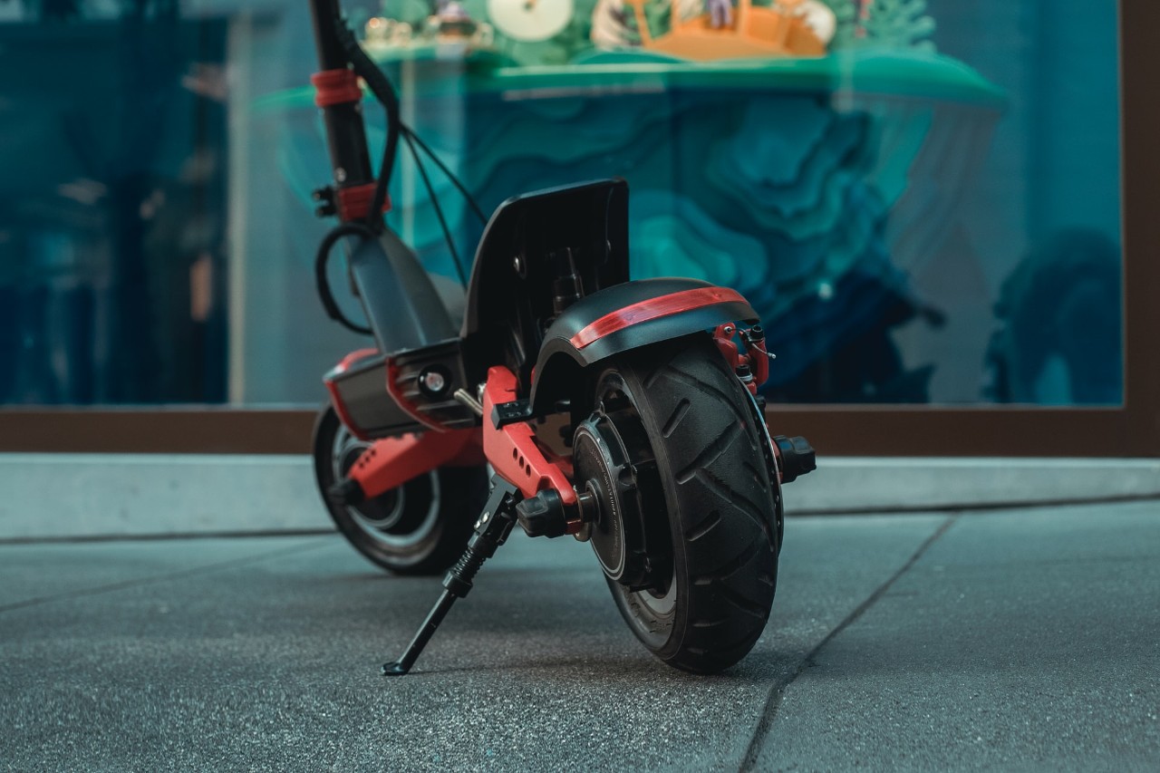 en el-sparkesykkel står parkert på gata