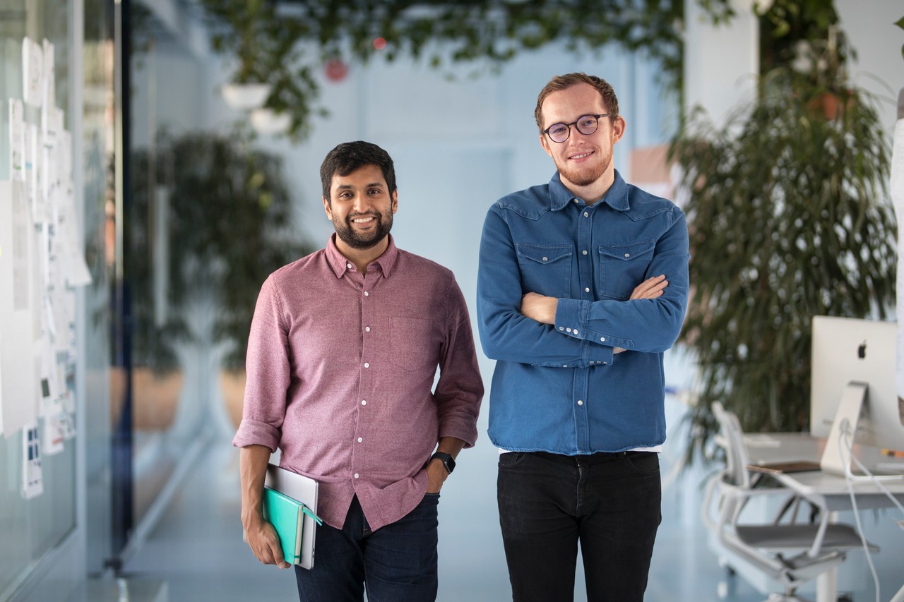 To gründere i møte.