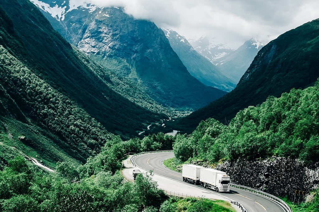 trailer kjører på vei i norsk fjellandskap og er omfattet av NSAB 2015