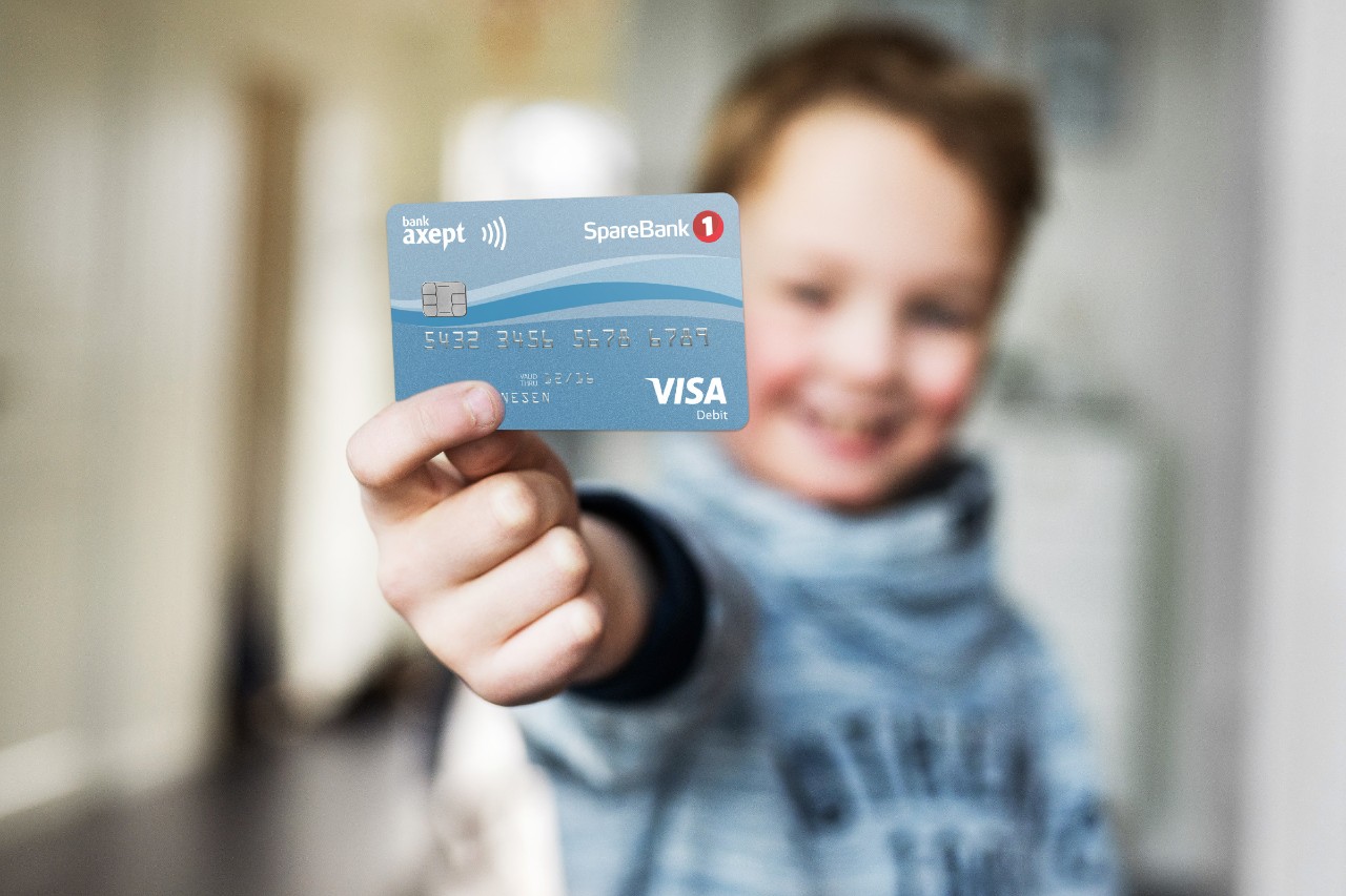 Ung gutt med bankkort