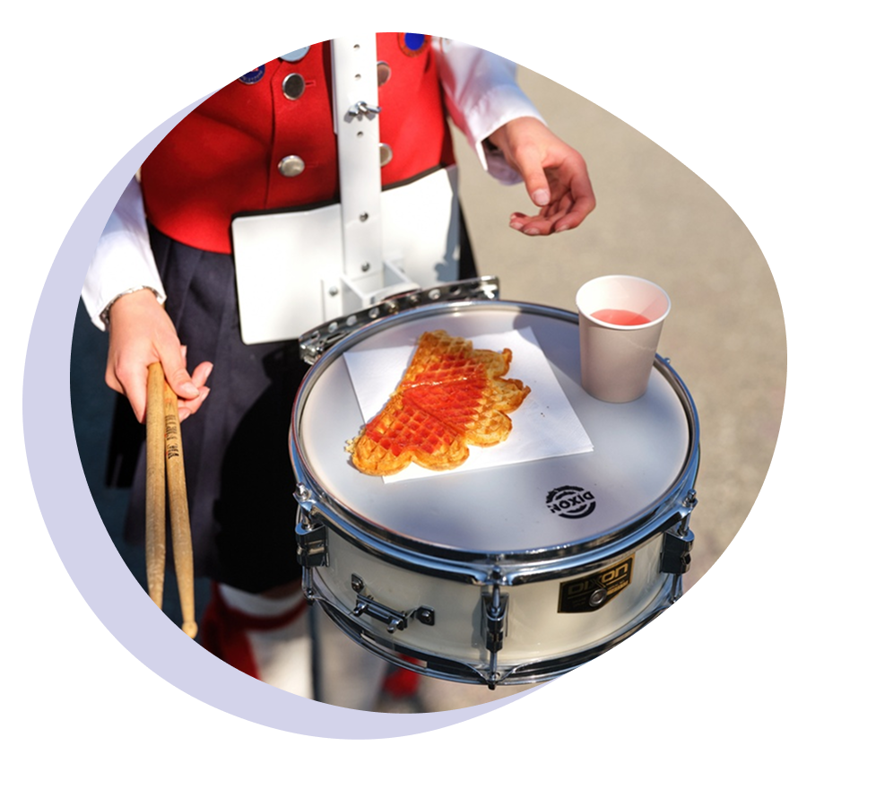 Barn som spiller i korps har vaffel og saft stående på tromma. Foto.