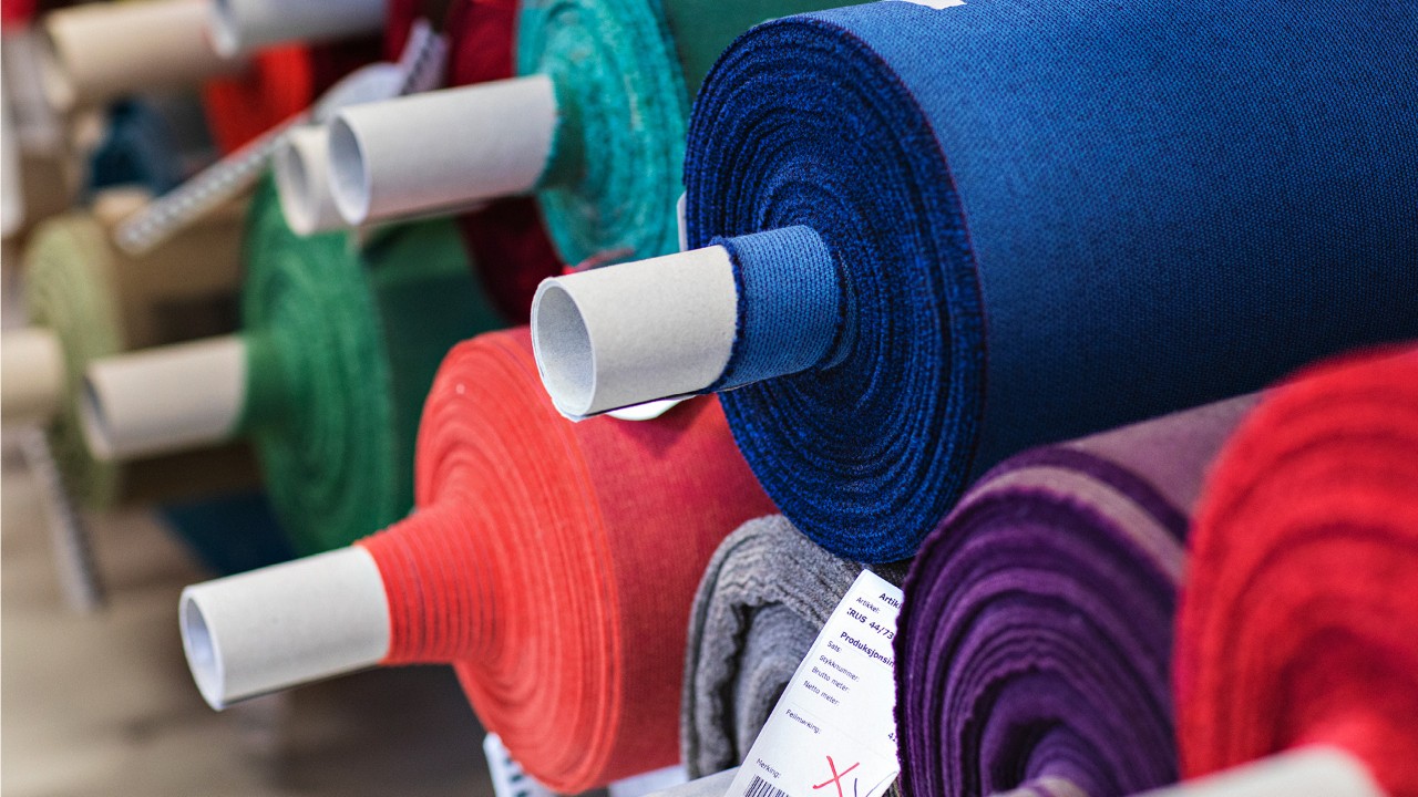 Hjørnesteinsbedrift Innvik AS strekker grensene for hva som er mulig med et stykke tekstil