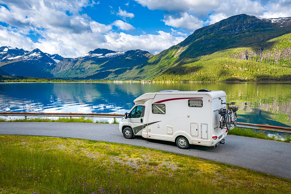 Bobilferie ved en fjord i Norge.foto